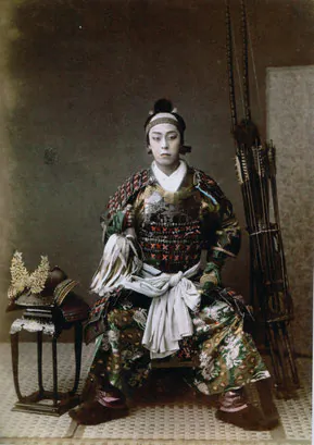 Photographie ancienne d'un samouraï en armure, assis